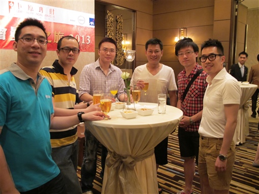 圖2: 中原金融總經理Mark Chan (左三) 與保險公司代表及同事於晚宴前開懷暢飲。