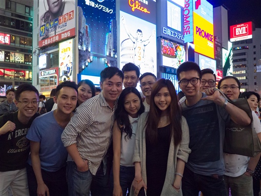 圖2: 心齋橋夜晚到處都是五光十色的建築物，最為人所熟悉的莫過於身後的固力果先生招牌，作為觀光客一定要跟這地標拍照啊！