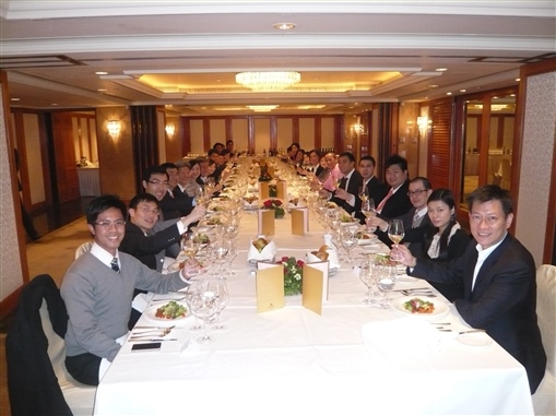 圖1:辛苦工作了一年，大家舉杯慶祝﹗