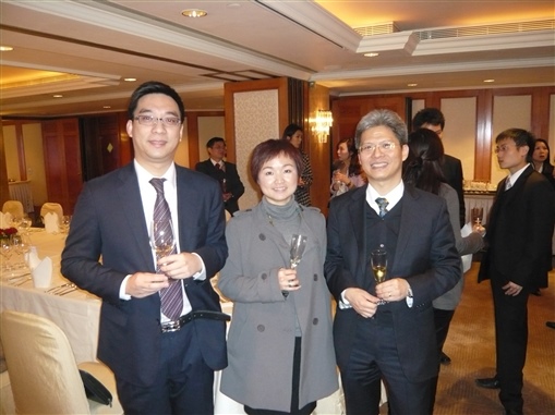 圖2:(左起)Sun Life的James、Generali的Jennifer及老闆周忠信Johnson