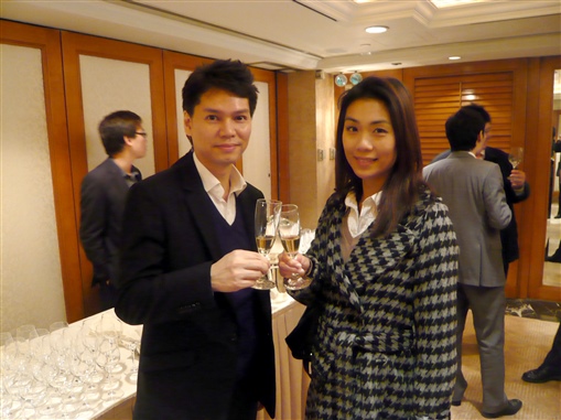 圖4:Standard Life的Petrus(左)與精英會成員Lorraine(右)碰杯