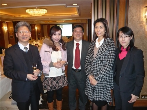 圖5:(左起)老闆Johnson與精英會成員Jessica、Vincent、Lorraine、Joey合照