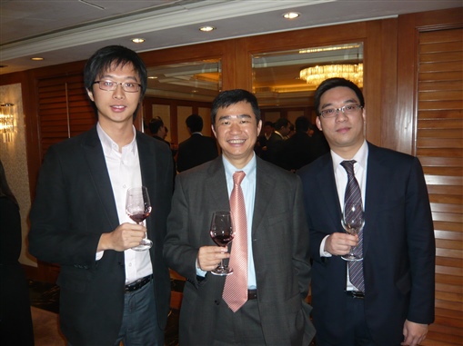 圖6:區域主管周子康Chris(中)與iFast的Ryan(左)及Sun Life的James合照
