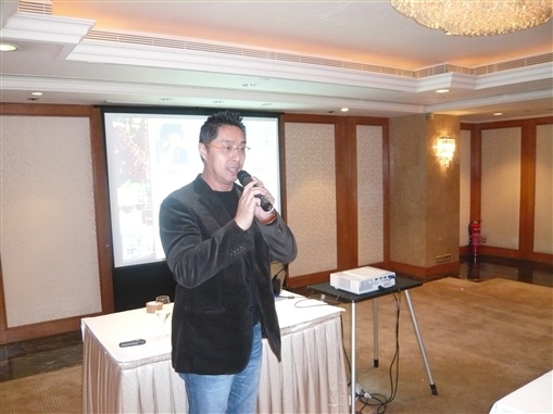 圖10:Manulife的Joanne(左二)與中原理財同事合照