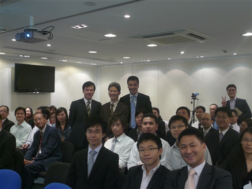 圖1:(中間左起)黃桂林博士、中原理財董事總經理周忠信、精英會會長陳可風與同事合照