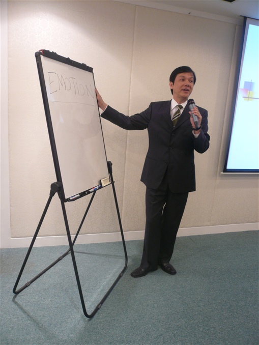 圖2:黃桂林博士講述行動如何推動情緒