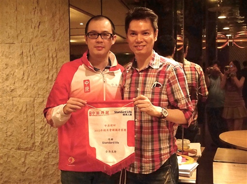 圖2: 為感謝標準人壽贊助，精英會會長Kevin Tin(左)頒贈紀念旗予標準人壽代表Petrus Lam。