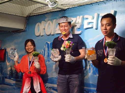 圖3: DIY冰杯比賽勝出者(左至右) Florence Ho、中原金融總裁Mark Chan及Roy Mok。