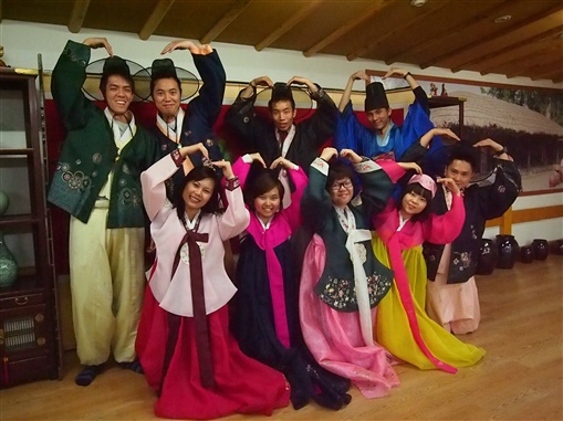 圖4: 精英會同事穿上韓服，興奮地拍照留念。