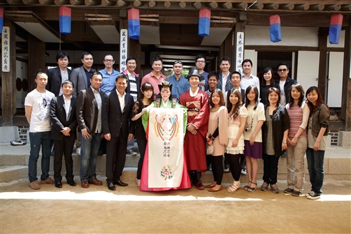 圖6: 業務拓展經理Pinky Cheung於婚禮後與各成員拍照留念。