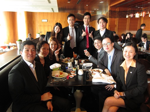 圖2:中原理財高級營業董事 Kevin Tin (前排右二) 及其精英團隊。
