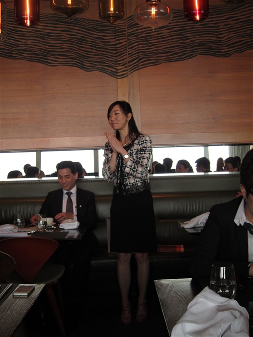 圖3:蘇黎世保險代表 Miranda Chan 祝賀一眾精英同事。