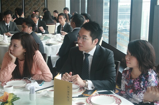 圖3:精英會同事(左起)Jessica Tam、Daniel Shek及Jackie Wong留心聆聽老闆分享。