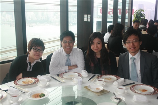 圖5:中原理財高級營業董事Derek Lai(左二)應邀出席精英會首次聚餐，分享同事喜悅。