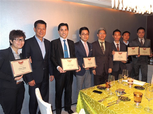 圖1:2013精英會籌委獲頒委任狀，左二陳雁樓及左五周忠信。