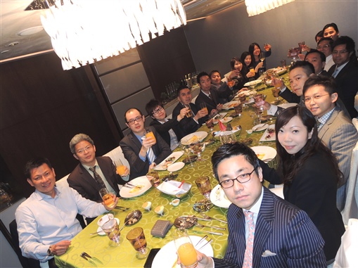 圖4:大家舉杯慶賀新一屆精英會籌委成立。