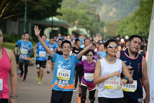 圖2:組別營業董事楊文鏘 Edmond (圖中舉手者) 果然年青力壯，跑得輕鬆！