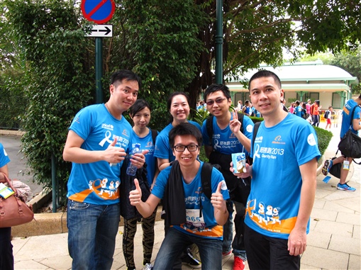 圖4:高級營業董事李國強 Franki (圖右一) 每年均會參與慈善跑活動，今年亦不例外，帶領區內十多位同事一同出席。圖左一為營業董事莫雲峰 Roy。