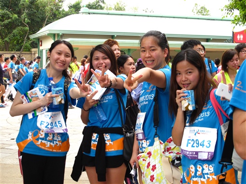 圖5:年輕的行政部同事亦出力支持是次活動，順便考驗一下體能！圖為 (左起) Florinda、Fanny、Coey及Tracy。