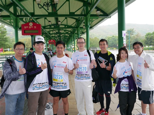 圖2:Kevin(右4)帶領同事出發參加慈善跑。