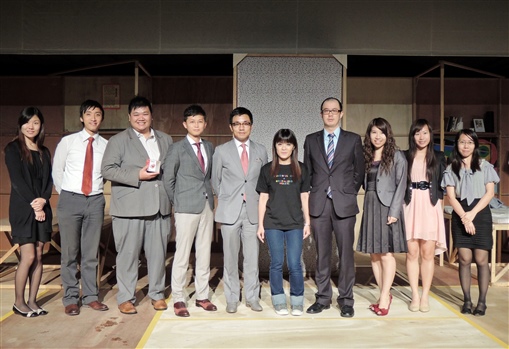 圖1:Kevin(右4)及Kenny(右6)帶領多位同事與樂心舍主席陳海茵(右5)在舞台上留影。