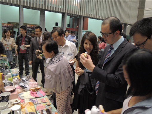 圖2:當晚更有義賣攤位，會長Kevin也選購了小禮品。