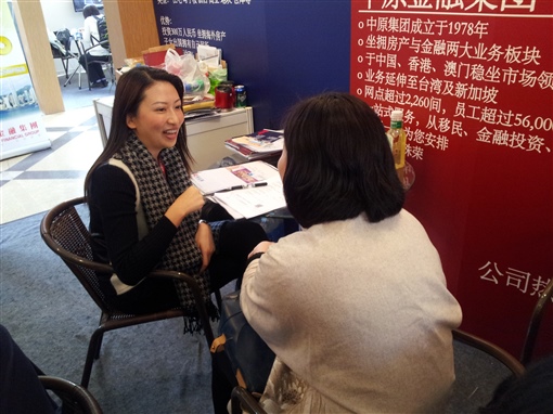 圖3:中原顧問為現場客戶提供一對一諮詢，分享了各國投資移民、留學及購房政策。