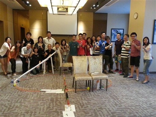 圖1：所有同事合作建造大型骨牌，展現出「中原理財」的「中」字圖案。