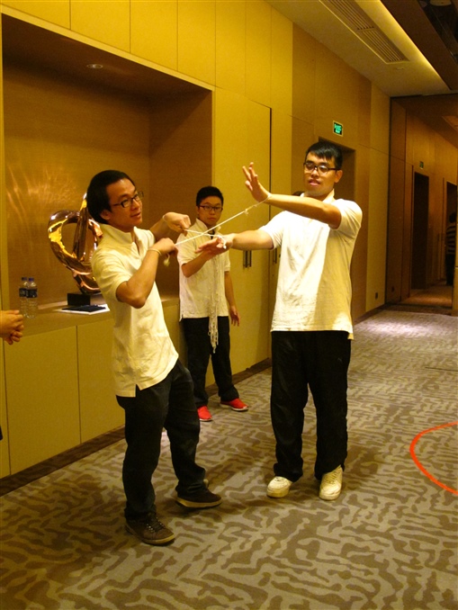 圖3：創維國際培訓師 Roy (左一) 及其團隊，示範第一個熱身遊戲，考考同事智慧。