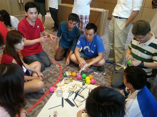 圖4：精英會副會長 Albert Wong (紅衫者) 與組員認真商討包括「推、滾、撞、彈、走」五個動能之骨牌設計方案。