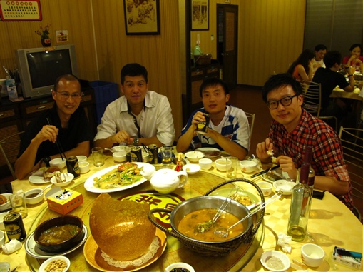 圖6：培訓活動完結後，同事一起享用中山馳名菜「石岐佬乳鴿」。圖為 (左起) Mark、Janson、Lam 及 Wilfred。