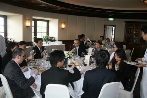 圖3:看﹗大家行動一致，說明品酒這門學問的確吸引