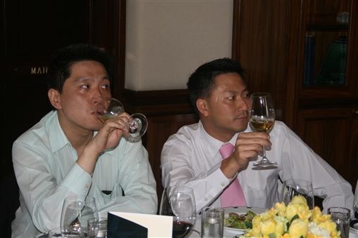 圖4:貴為聯席董事的尤子康(右)與好兄弟副總裁朱新熾(左)豪情暢飲