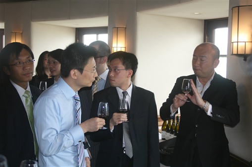 圖5:品酒師Louis(右一)分享細味紅酒的心得