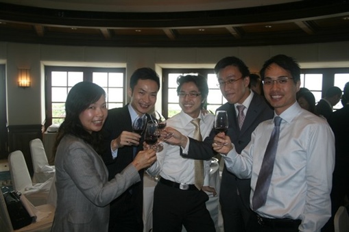 圖6:Royal Skandia的Aster(左一)與精英會同事碰杯預祝生意順利