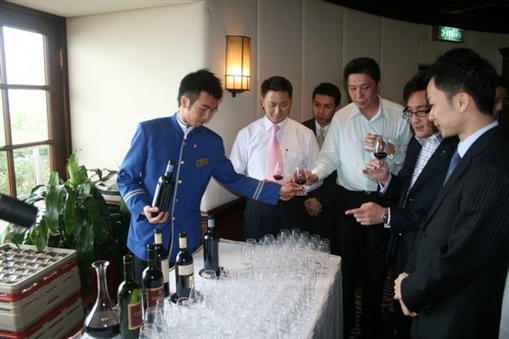 圖7:聽完詳細介紹，當然少不了來一個名酒淺嘗