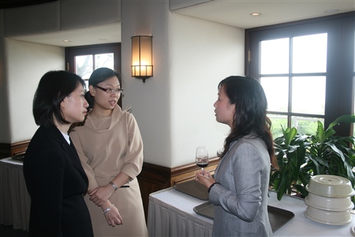 圖8:紅酒不是男士的專利，Royal Skandia的Aster(右)與林艷(中)及曾麗明(左)舉著酒杯大談心得