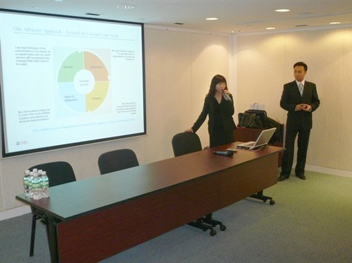 圖1:瑞士銀行(UBS)的代表為精英會同事簡介私人銀行業務運作