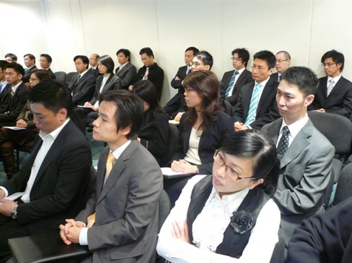 圖2:精英會同事細心聆聽，不放過任何一個學習機會