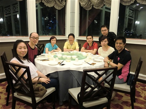 圖5: 永明金融為是次旅行之獨家贊助商，其代表 Ruby Yeung (左三) 與中原金融總裁 Johnson Chow 同席共享晚膳。