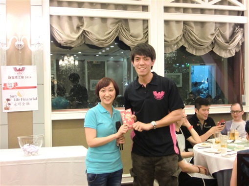 圖6: 除了豐富的海鮮晚宴，Ruby更預備了大利是於晚餐時抽獎！其中一名幸運兒為高級副總裁 Jack Kwok。