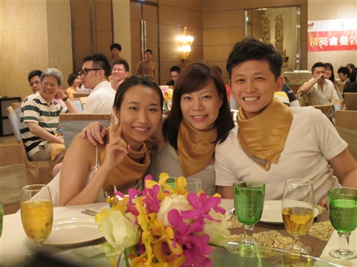 圖3: (左起)同事Michelle、Venice及Jason 已為「勁飲大賽」準備就緒。