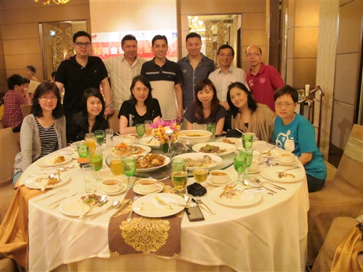 圖5:  應屆精英會副會長Albert Wong (後排左三) 與同事合照。