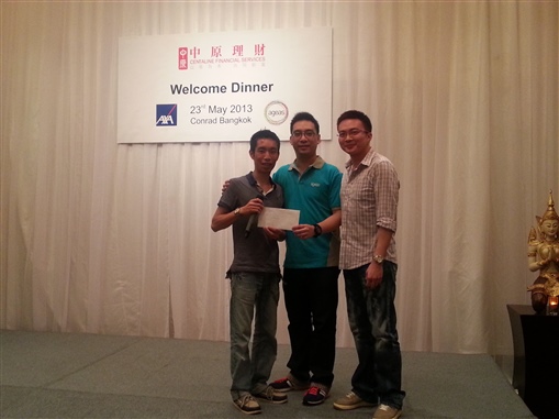 圖6:  籌委Irvin(左)於富通保險代表James(中)及Andrew(右)手上接過勁飲大賽獎品。