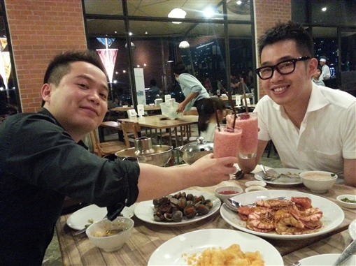 圖7:  籌委Matthew Fan(左)與安盛金融代表Matthew Chao(右)一同分享泰國美食。