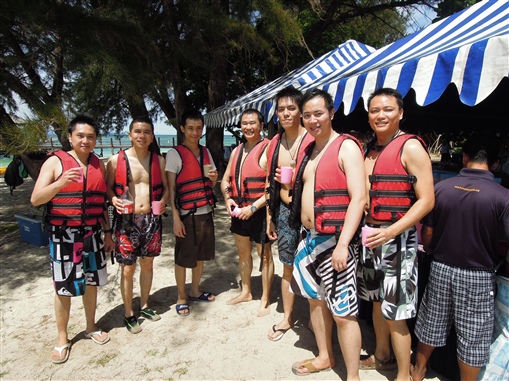 圖2: 應屆精英會會長Franki Lee (左二)與各精英同事在馬幕廸島上參與水上活動。