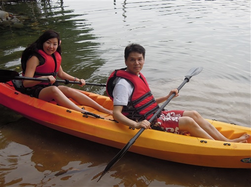 圖3: (左起)業務拓展經理Pinky Cheung與標準人壽代表Petrus Lam一同泛舟湖上。