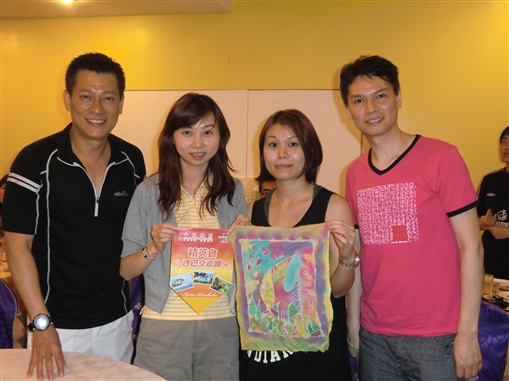 圖5: 臘染比賽冠軍由中原金融總裁Mark Chan (左一)選出，並由Petrus代表頒發獎項。