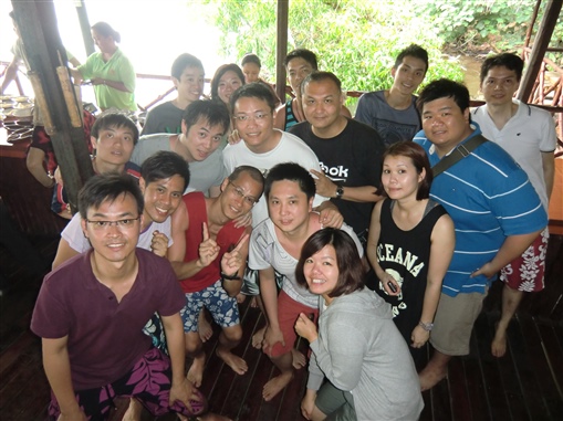 圖6: 精英會同事享用沙巴地道美食亦不忘拍照留念。