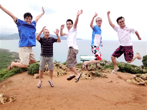 圖1:中原理財高級營業董事田富民(左二)與他的精英會團隊躍出新姿態